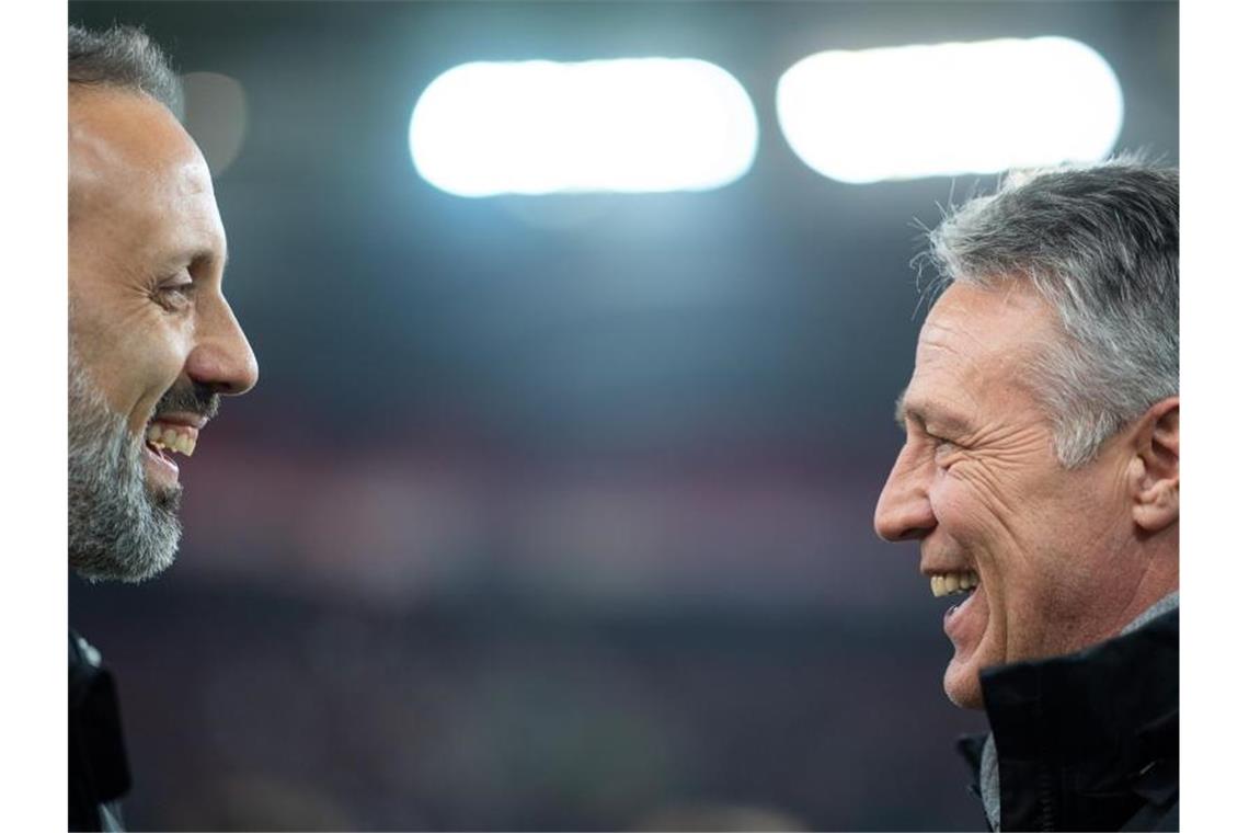 Stuttgarts Trainer Pellegrino Matarazzo (l) und Bielefelds Trainer Uwe Neuhaus. Foto: Sebastian Gollnow/dpa/Archivbild