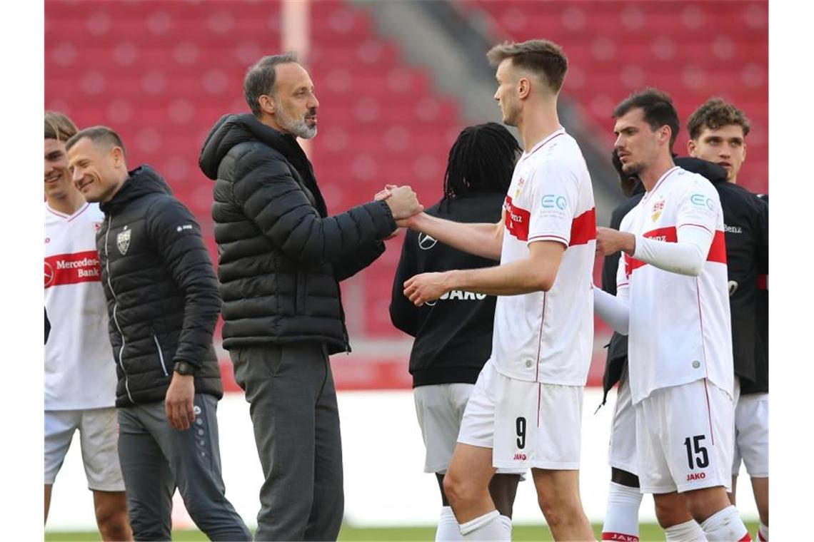 Stuttgarts Trainer Pellegrino Matarazzo (m) bedankt sich bei Stürmer Sasa Kalajdzic nach dem 1:0 Sieg. Foto: Tom Weller/dpa/Aktuell