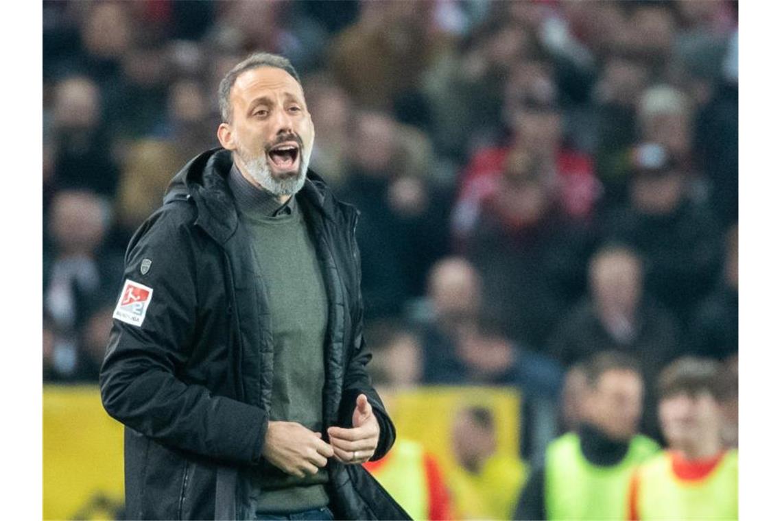 Stuttgarts Trainer Pellegrino Matarazzo schreit am Spielfeldrand. Foto: Sebastian Gollnow/dpa/Archivbild