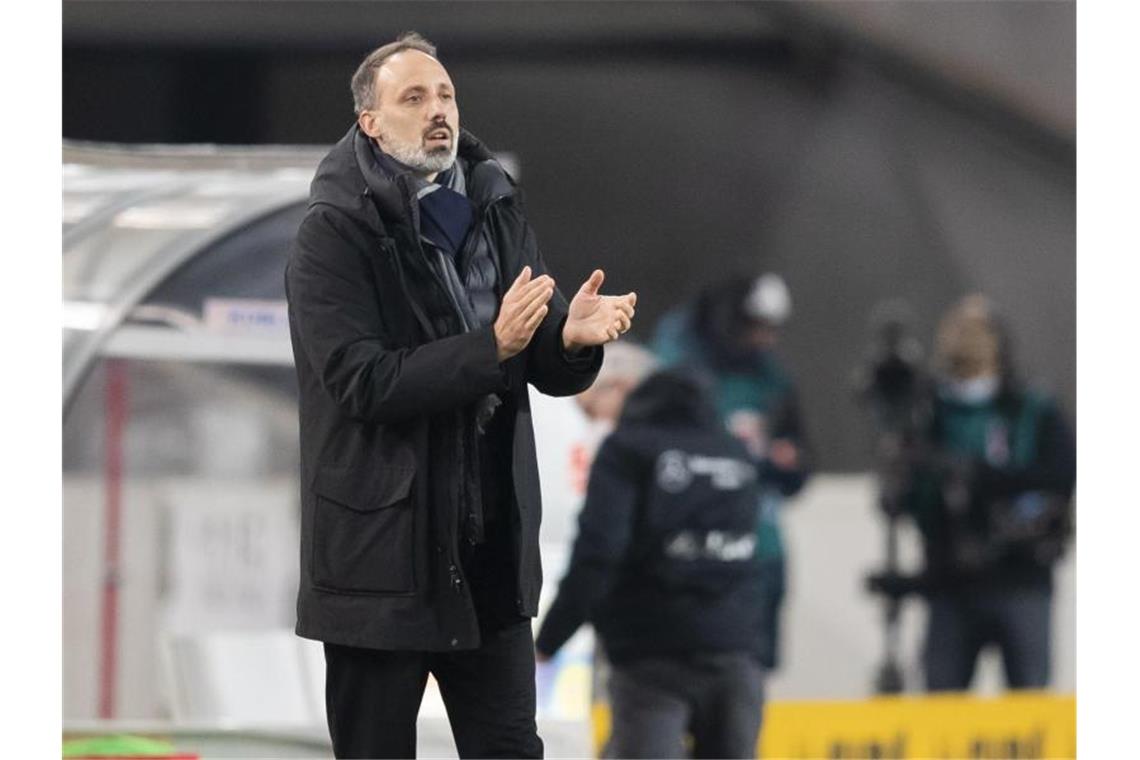 Stuttgarts Trainer Pellegrino Matarazzo steht am Spielfeldrand. Foto: Tom Weller/dpa/Archivbild