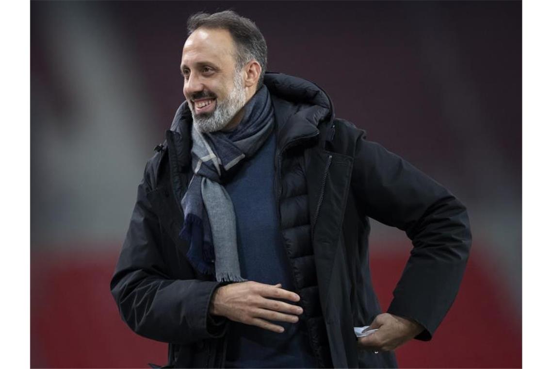 Stuttgarts Trainer Pellegrino Matarazzo steht am Spielfeldrand. Foto: Tom Weller/dpa/Archivbild