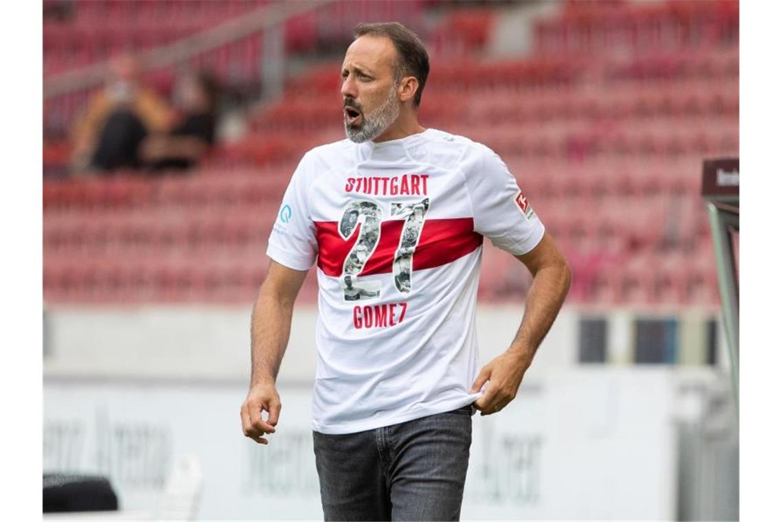 Stuttgarts Trainer Pellegrino Matarazzo steht am Spielfeldrand. Foto: Tom Weller/dpa/Archivbild