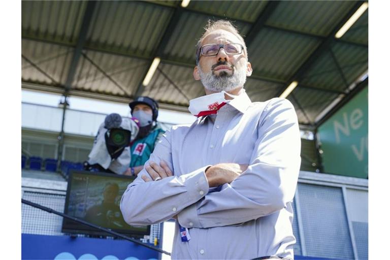 Stuttgarts Trainer Pellegrino Matarazzo steht an der Seitenlinie. Foto: Uwe Anspach/dpa-Pool/dpa