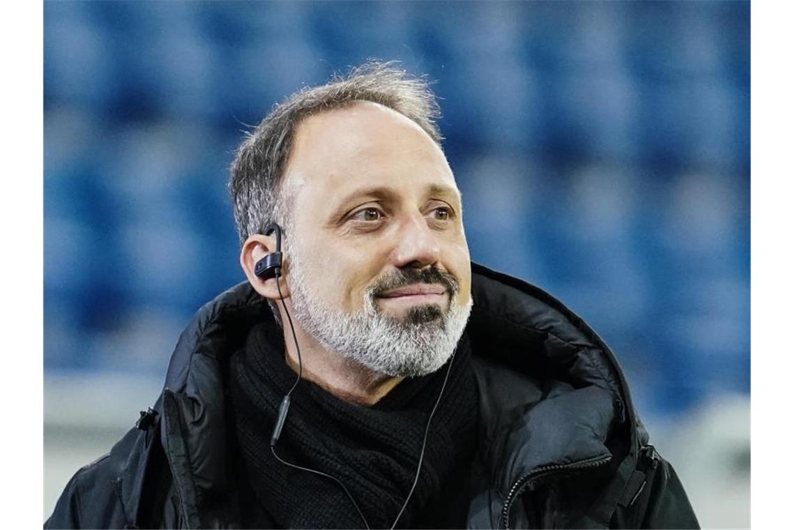 Stuttgarts Trainer Pellegrino Matarazzo steht im Stadion. Foto: Uwe Anspach/dpa/Archivbild