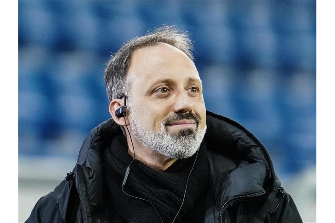 VfB hofft auf Befreiungsschlag im Krisen-Duell mit Gladbach Stuttgarts Trainer Pellegrino Matarazzo steht im Stadion. Foto: Uwe Anspach/dpa/Archivbild