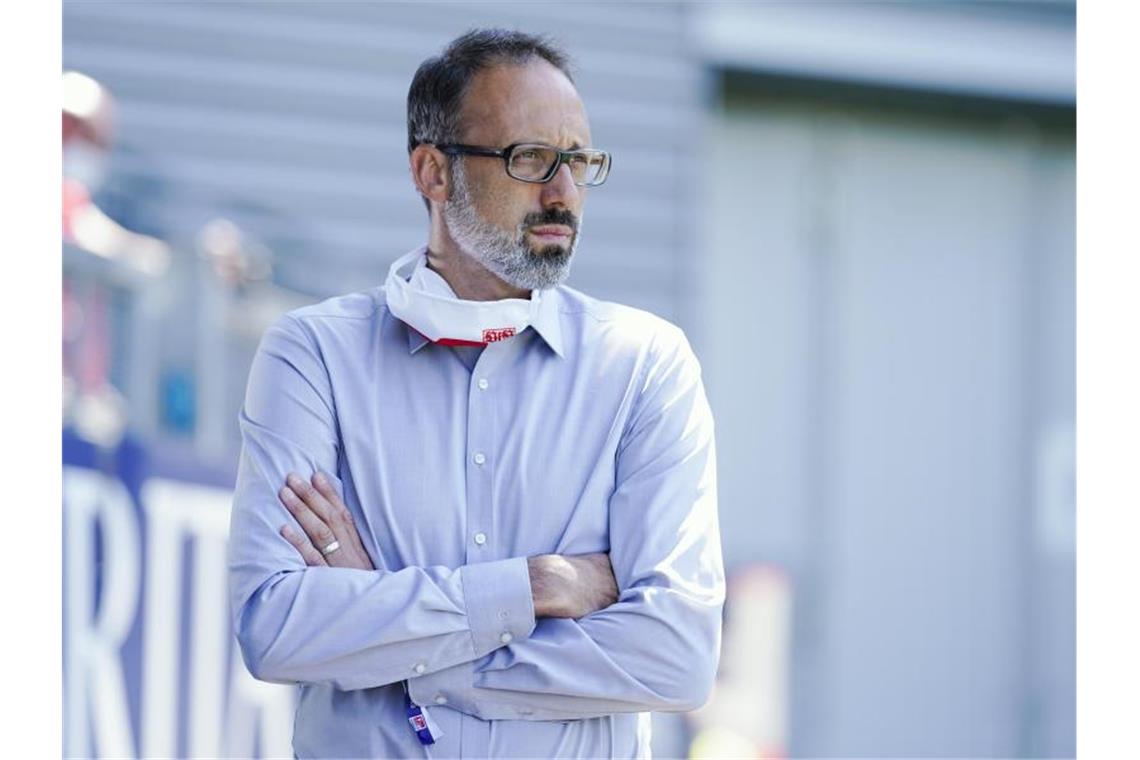 Stuttgarts Trainer Pellegrino Matarazzo steht im Stadion. Foto: Uwe Anspach/dpa-Pool/dpa