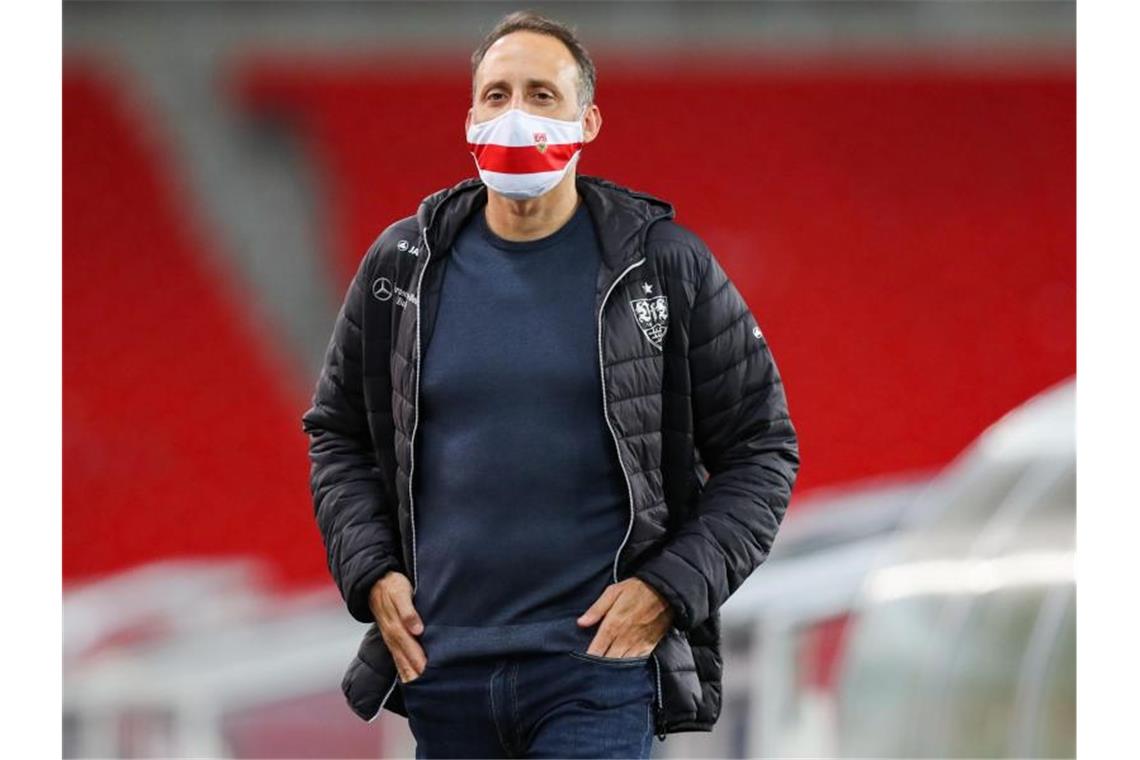 Stuttgarts Trainer Pellegrino Matarazzo steht vor Spielbeginn im Stadion. Foto: Tom Weller/dpa/Archivbild