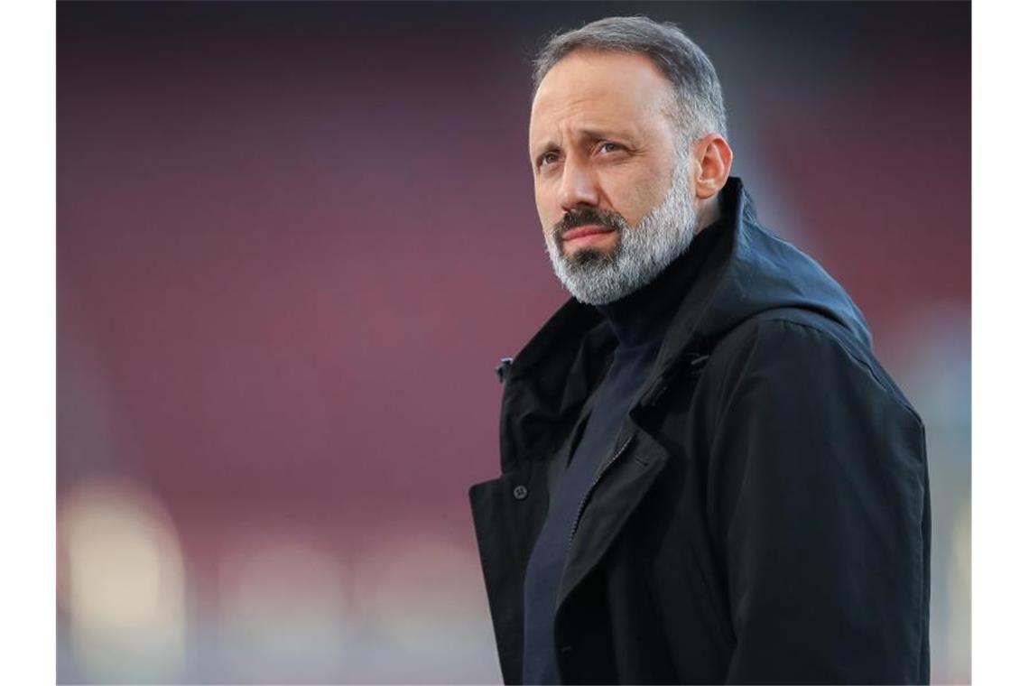 Stuttgarts Trainer Pellegrino Matarazzo steht vor Spielbeginn im Stadion. Foto: Tom Weller/dpa/Archivbild