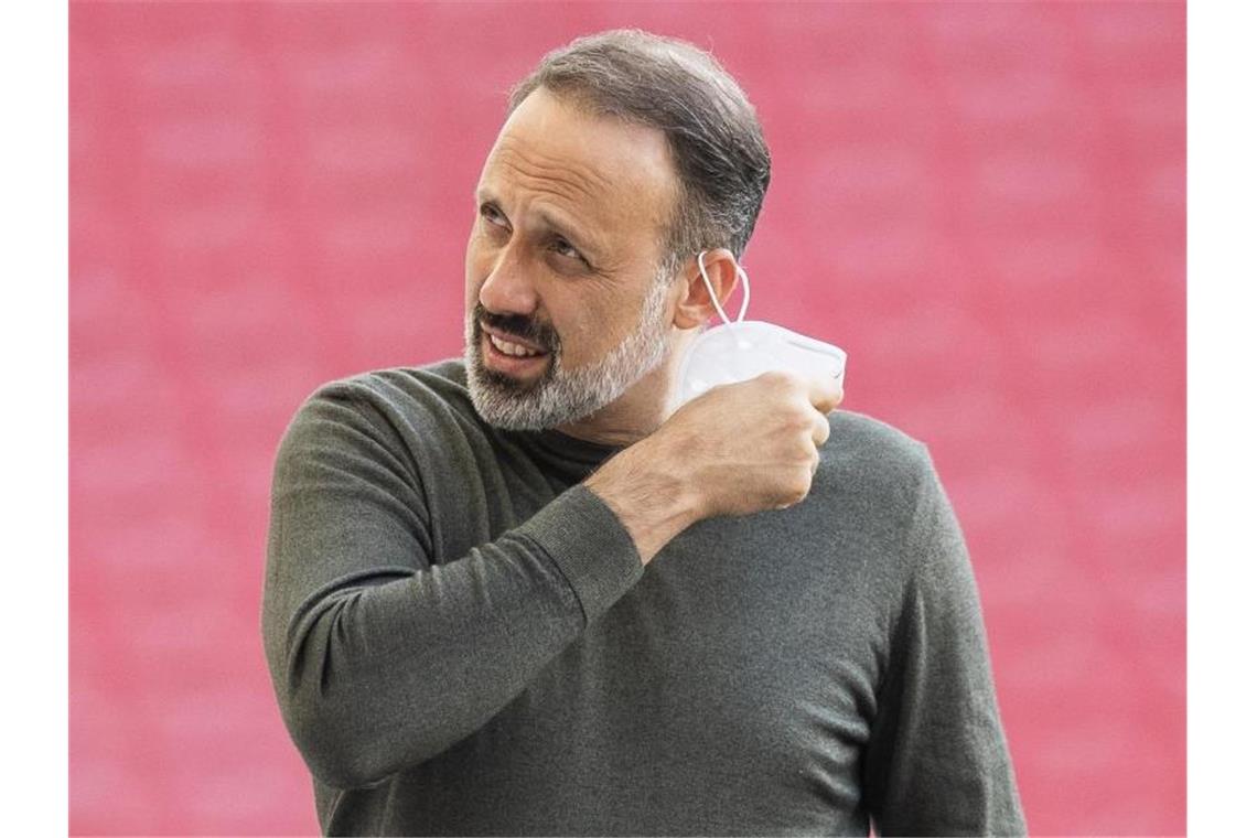 Stuttgarts Trainer Pellegrino Matarazzo steht vor deinem Spiel im Stadion. Foto: Tom Weller/dpa/Archivbild