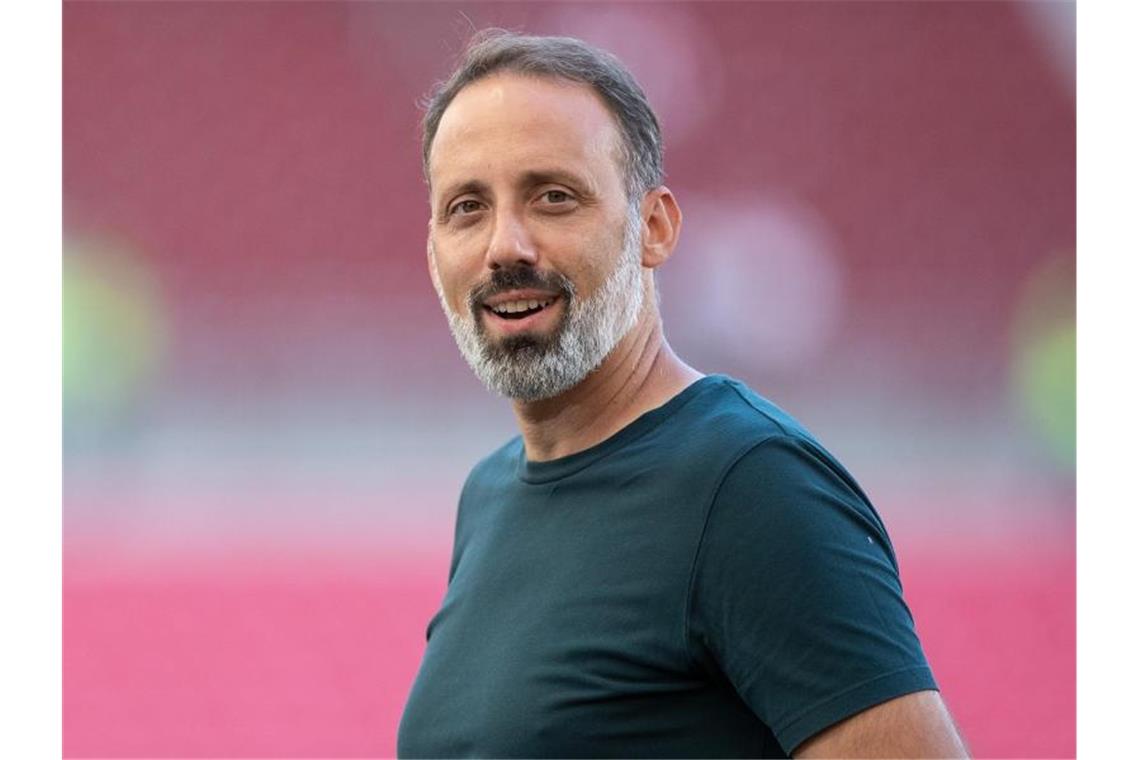 Stuttgarts Trainer Pellegrino Matarazzo steht vor dem Spiel im Stadion. Foto: Tom Weller/dpa/Archivbild