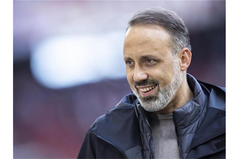 Stuttgarts Trainer Pellegrino Matarazzo steht vor dem Spiel im Stadion. Foto: Tom Weller/dpa