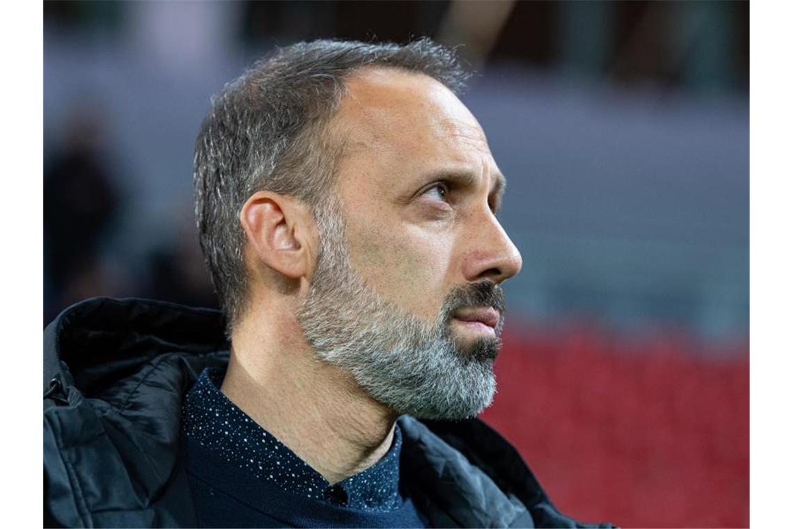 Stuttgarts Trainer Pellegrino Matarazzo steht vor dem Spiel am Spielfeldrand. Foto: Guido Kirchner/dpa/Archivbild