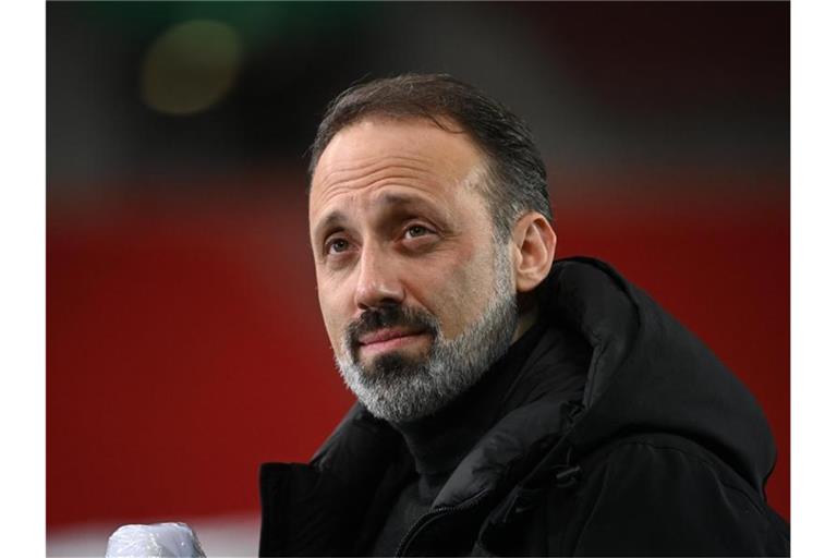 Stuttgarts Trainer Pellegrino Matarazzo steht vor einem Spiel im Stadion. Foto: Marijan Murat/dpa/Archivbild
