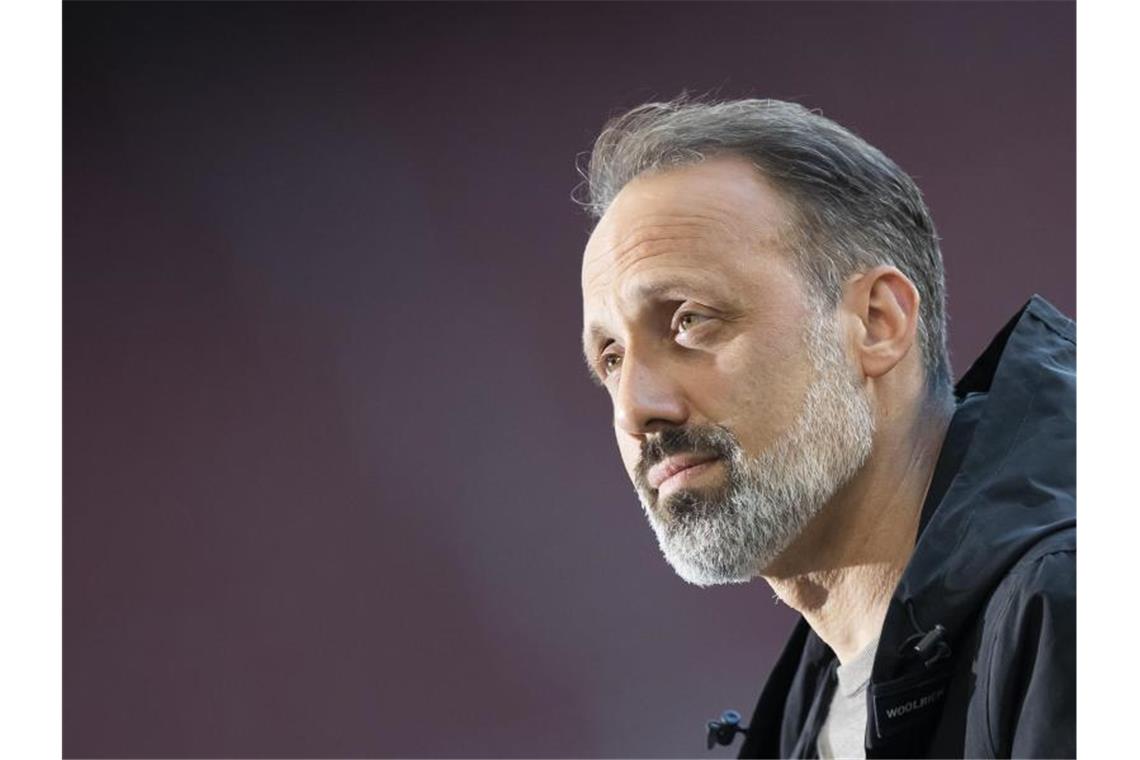 „Pfeifen aus dem letzten Loch“: VfB sehnt Saisonende herbei Stuttgarts Trainer Pellegrino Matarazzo steht vor einem Spiel im Stadion. Foto: Tom Weller/dpa