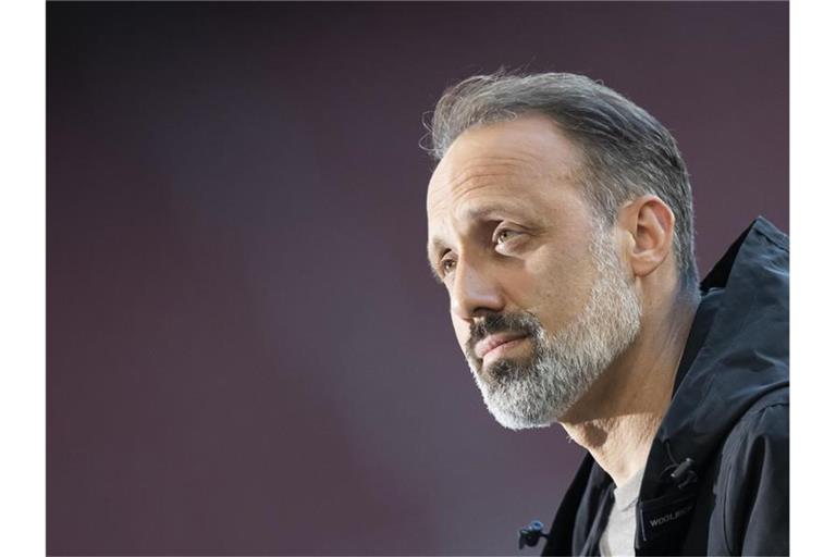 Stuttgarts Trainer Pellegrino Matarazzo steht vor einem Spiel im Stadion. Foto: Tom Weller/dpa