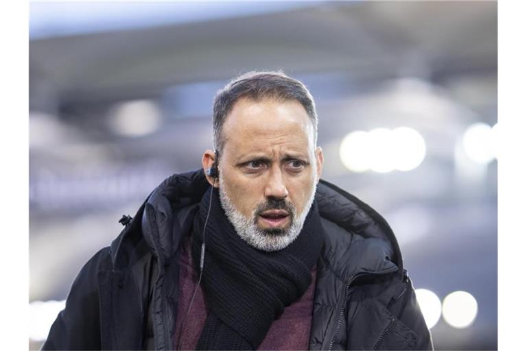 Stuttgarts Trainer Pellegrino Matarazzo steht vor einem Spiel im Stadion. Foto: Tom Weller/dpa/Archivbild
