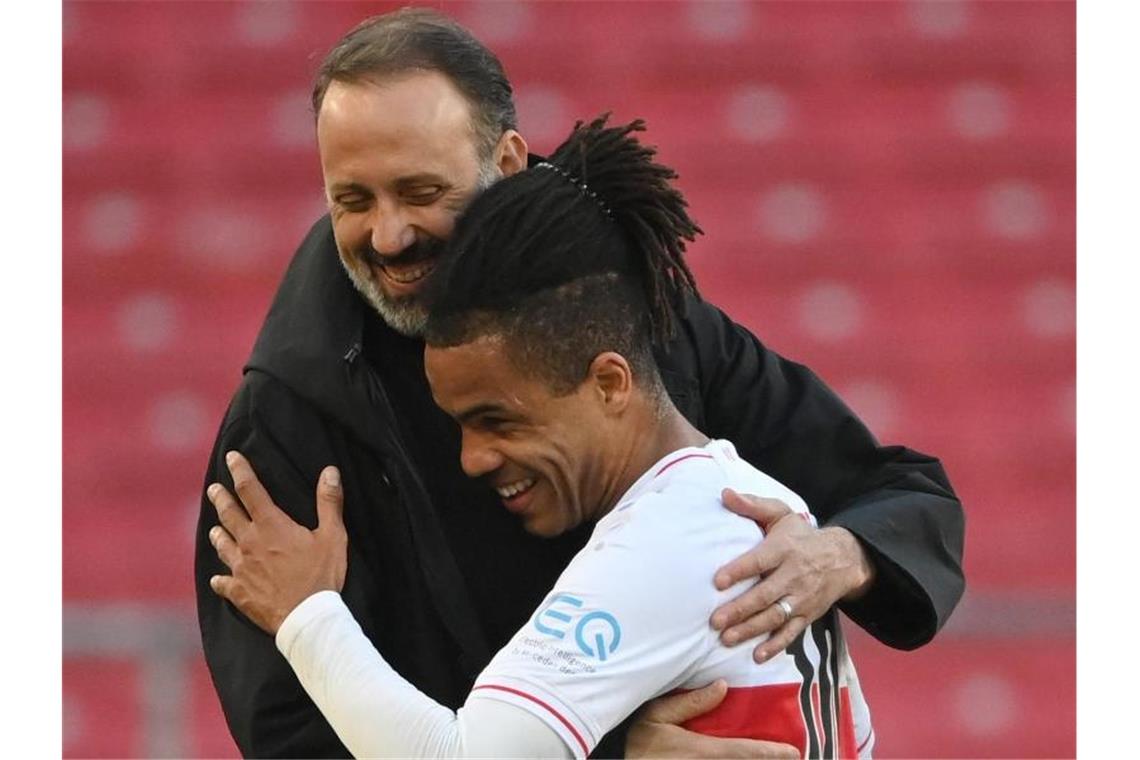 Stuttgarts Trainer Pellegrino Matarazzo umarmt Stuttgarts Mittelfeldspieler Daniel Didavi. Foto: Sebastian Gollnow/dpa