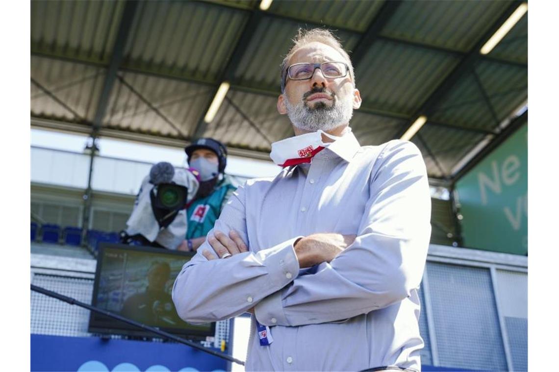 Stuttgarts Trainer Pellegrino Matarazzo wartet vor einer Fernsehkamera auf ein Interview. Foto: Uwe Anspach/dpa-Pool/dpa/Archivbild