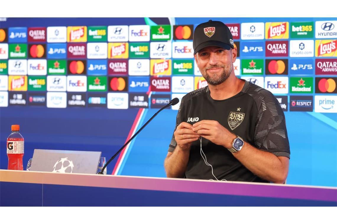 Stuttgarts Trainer Sebastian Hoeneß geht gut gelaunt in die neue Champions-League-Saison.