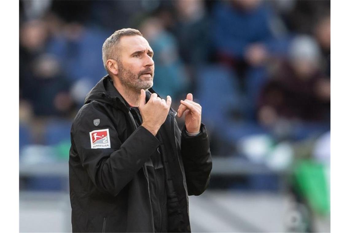 Stuttgarts Trainer Tim Walter gestikuliert am Spielfeldrand. Foto: Swen Pförtner/dpa