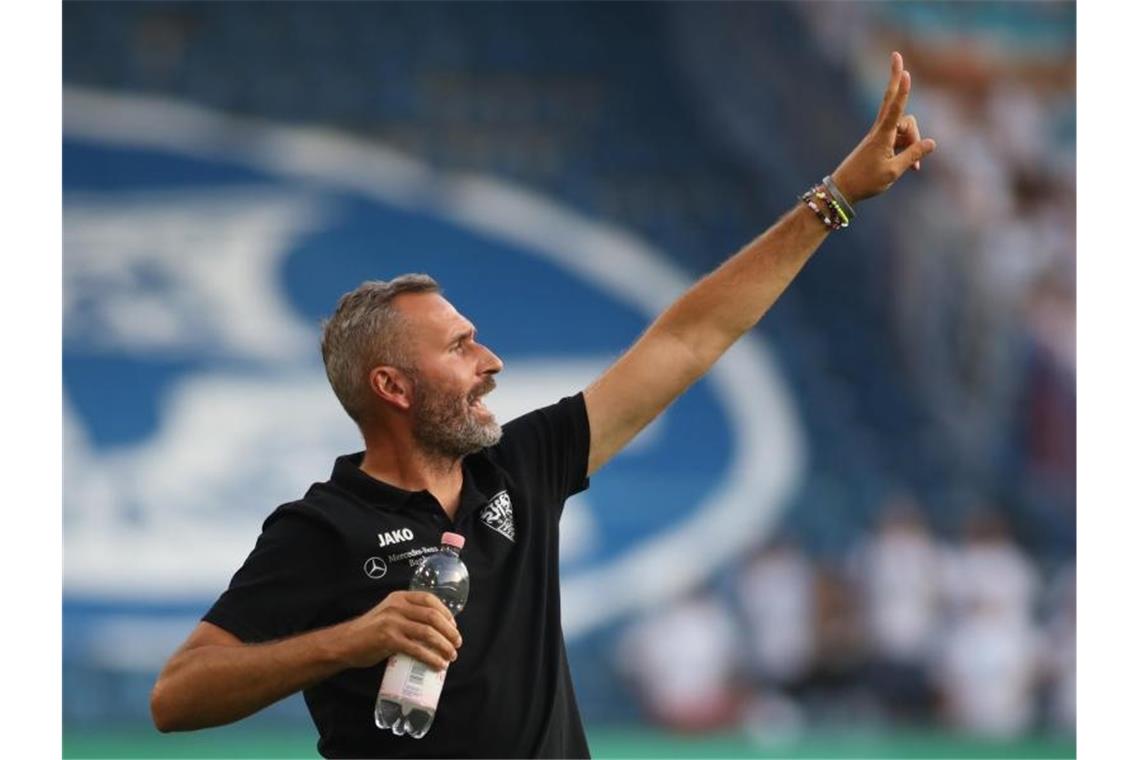 Stuttgarts Trainer Tim Walter gibt seinen Spielern Anweisungen. Foto: Danny Gohlke/Archivbild