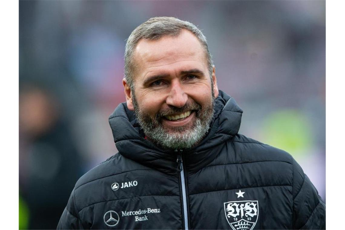 Stuttgarts Trainer Tim Walter steht vor dem Spiel am Spielfeldrand. Foto: Guido Kirchner/dpa