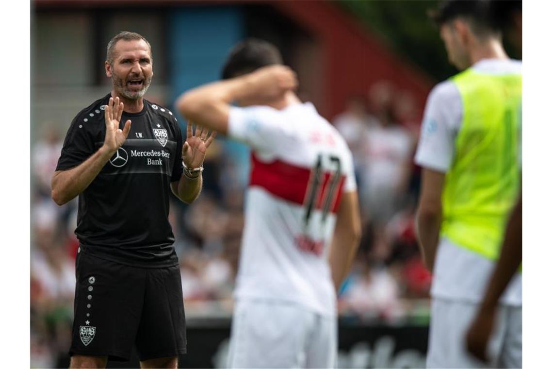 VfB gewinnt erstes Testspiel 11:0 gegen Regionalauswahl Stuttgarts Trainer Tim Walter trainiert unter der Woche im Robert-Schlienz-Stadion mit seiner Mannschaft. Foto: Fabian Sommer/Archivbild