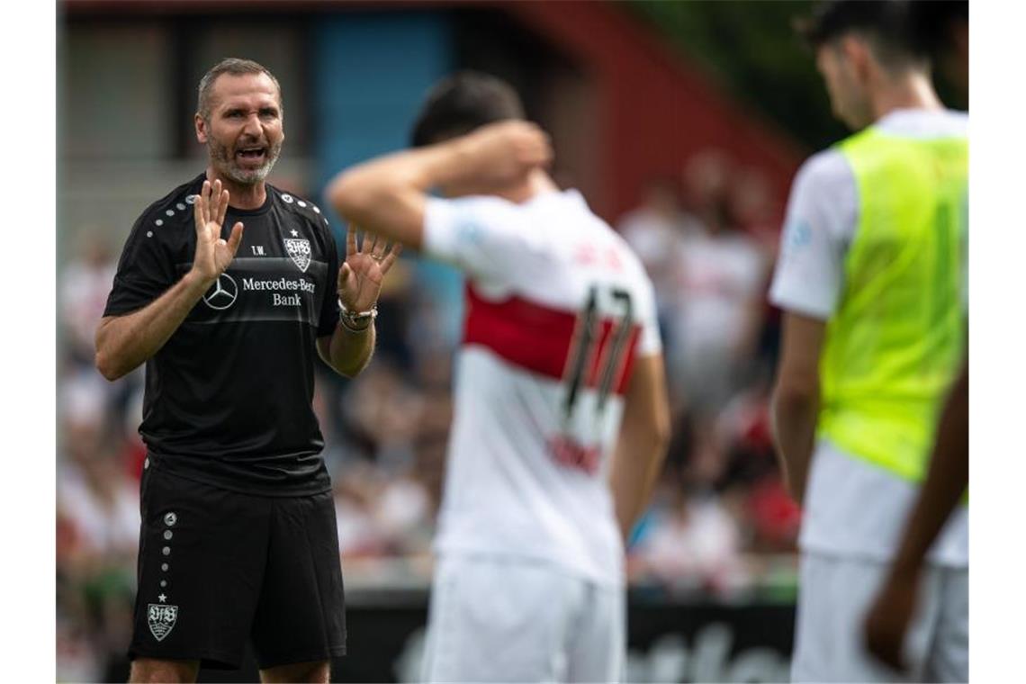 Stuttgarts Trainer Tim Walter trainiert unter der Woche im Robert-Schlienz-Stadion mit seiner Mannschaft. Foto: Fabian Sommer/Archivbild