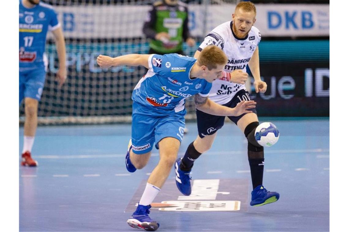 Stuttgarts Handballer acht Wochen ohne Torjäger Kristjánsson Stuttgarts Viggó Kristjánsson (l) und Flensburgs Jim Gottfridsson kämpfen um den Ball. Foto: Frank Molter/dpa