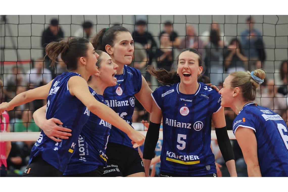 Stuttgarts Volleyballerinnen feiern den 17. Sieg im 18. Saisonspiel.