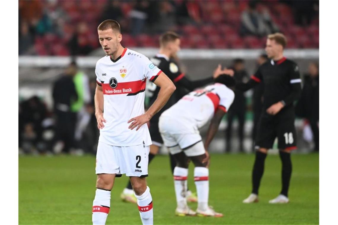 VfB Stuttgart will in Augsburg mit Anton Negativlauf beenden Stuttgarts Waldemar Anton (l) reagiert nach dem Spiel. Foto: Marijan Murat/dpa