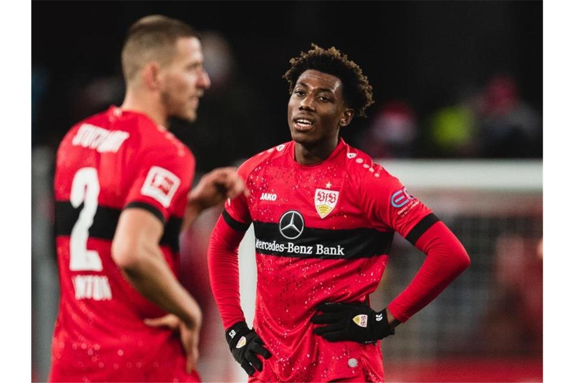 Nach Corona-Fällen: Trainingsplatz des VfB füllt sich wieder Stuttgarts Waldemar Anton und Alexis Tibidi (r) stehen nach einem Spiel auf dem Rasen. Foto: Marius Becker/dpa/Archivbild