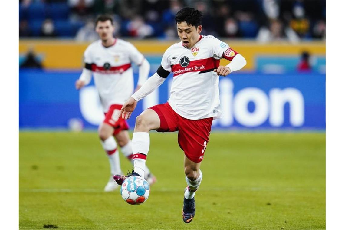 Stuttgarts Wataru Endo spielt den Ball. Foto: Uwe Anspach/dpa/Archivbild