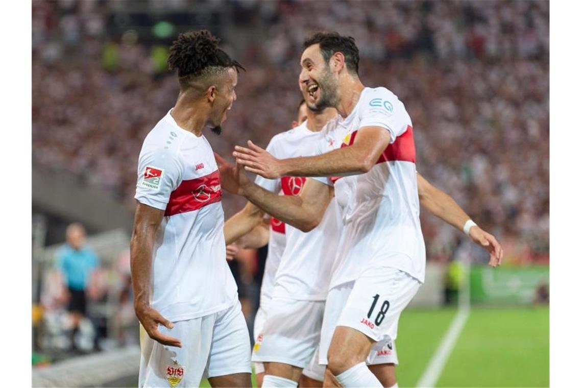 VfB startet mit Sieg gegen Hannover in Zweitliga-Saison Stuttgartss Daniel Didavi (l) jubelt nach dem Tor zum 2:0 mit der Mannschaft. Foto: Daniel Maurer