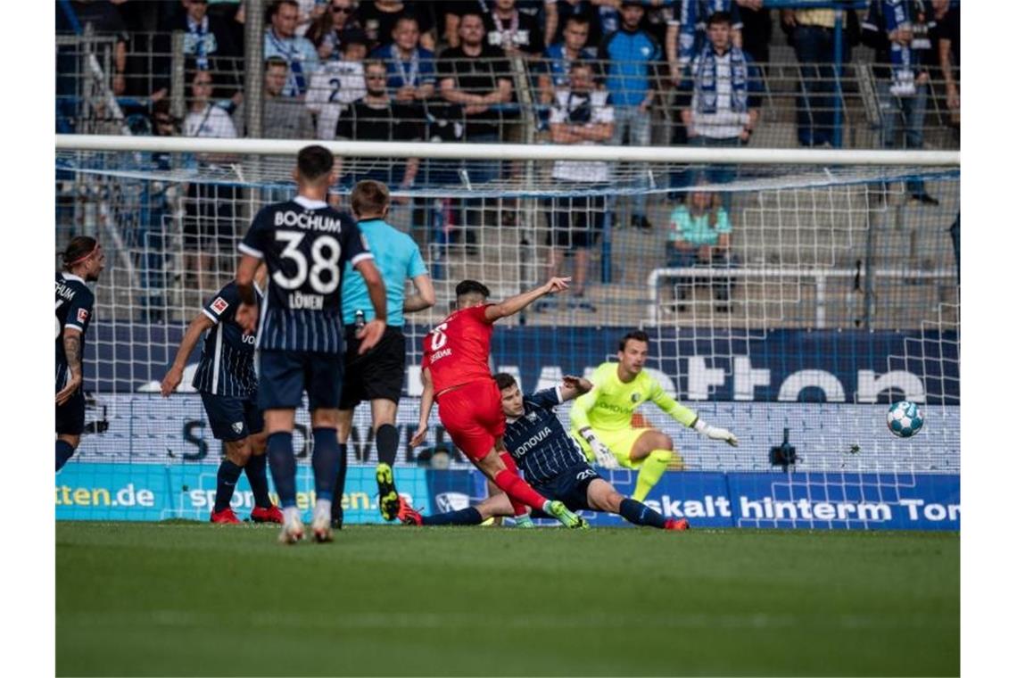 Suat Serdar (M) trifft beim 1:3-Auswärtserfolg von Hertha BSC beim VfL Bochum doppelt - hier erzielt er das 0:1. Foto: Fabian Strauch/dpa