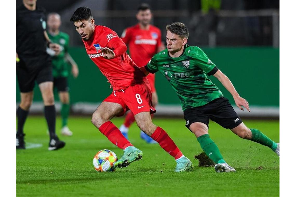 Dortmund und Leipzig weiter - Freiburg rettet sich Suat Serdar wurde mit Hertha der Favoritenrolle gerecht und siegte bei Viertligist Münster. Foto: Guido Kirchner/dpa
