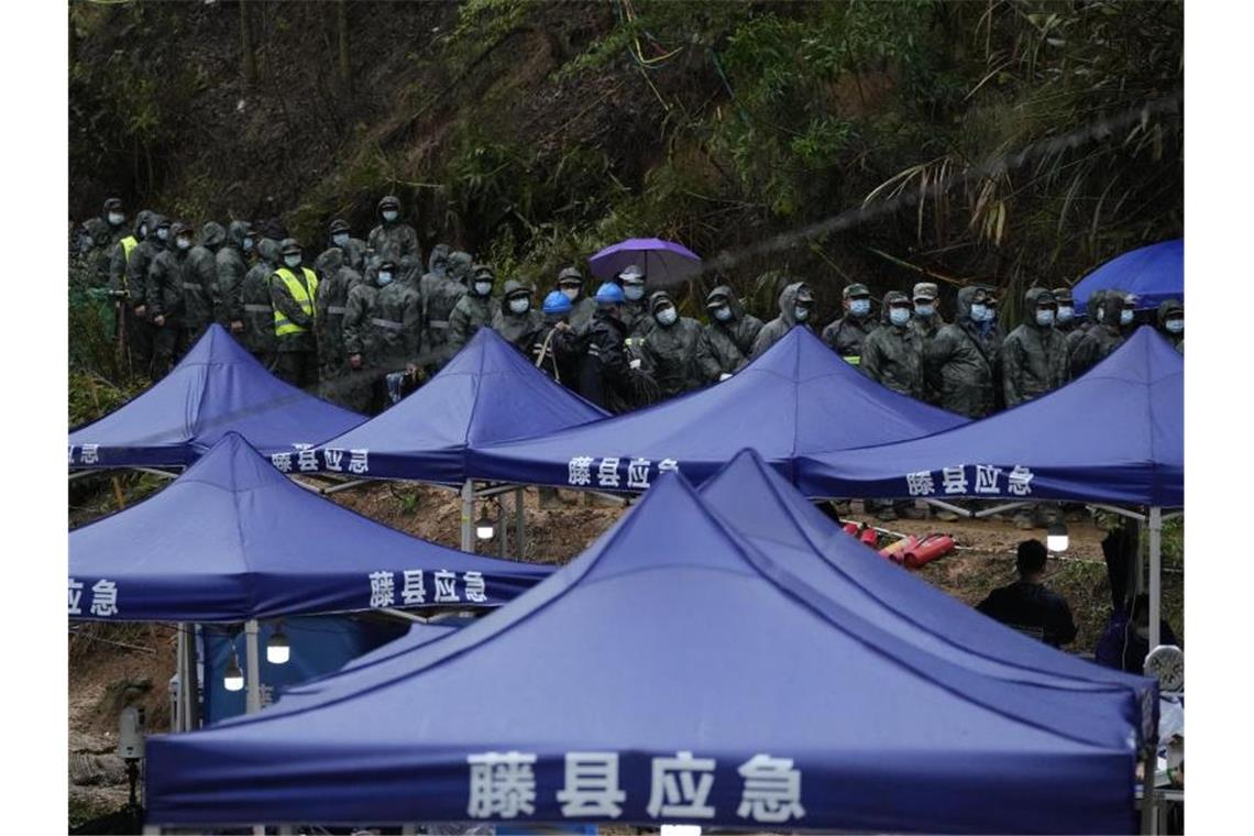 Flugzeugabsturz in China: Weitere Wrackteile gefunden Such- und Rettungskräfte bei einer Kommandozentrale in der Nähe der Absturzstelle. Foto: Ng Han Guan/AP/dpa
