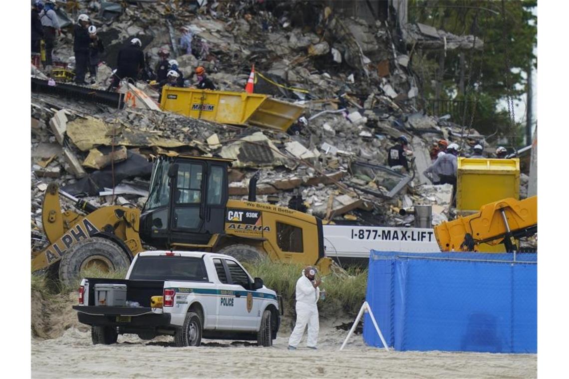 Biden besucht Unglücksstelle von Hauseinsturz - 18 Tote Such- und Rettungskräfte suchen nach Überlebenden in den Trümmern des Champlain Towers South. Foto: Lynne Sladky/AP/dpa