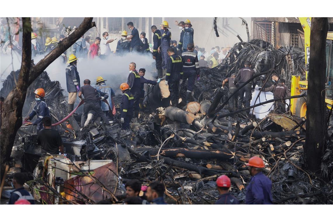 Flugzeugabsturz in Indien: Was wir wissen - und was nicht Such- und Rettungsteams sind im Einsatz.