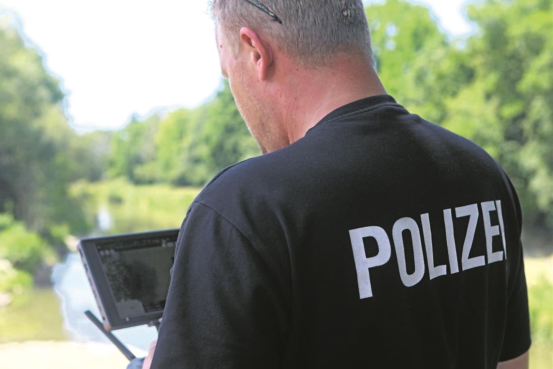 Suchaktion der Polizei bei Weinstadt-Endersbach am Mittwoch: Auf dem Bildschirm sind die Aufnahmen der Drohne zu sehen. Foto: A. Palmizi