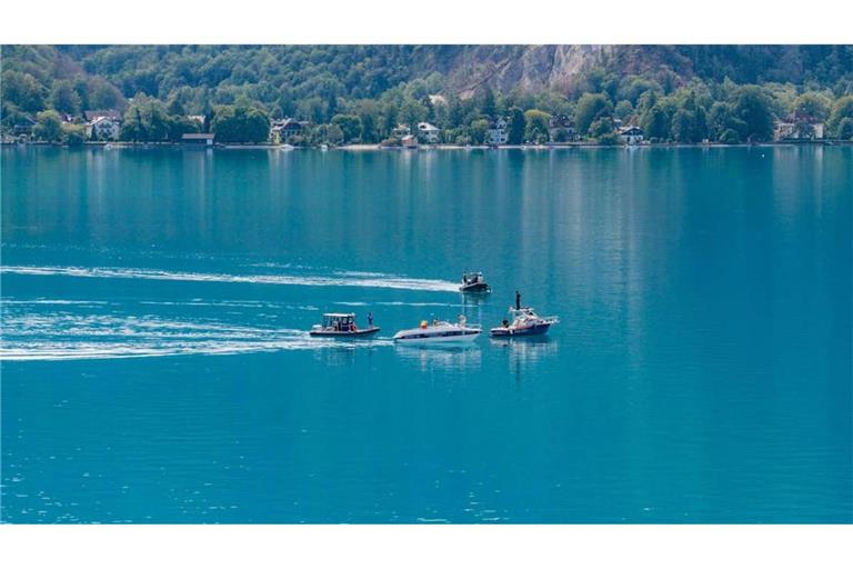 Sucharbeiten nach dem Absturz im Attersee.