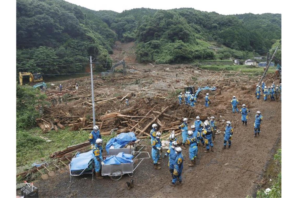 Suche nach vermissten Personen an der Stelle einer Schlammlawine. Foto: Uncredited/Kyodo News/AP/dpa
