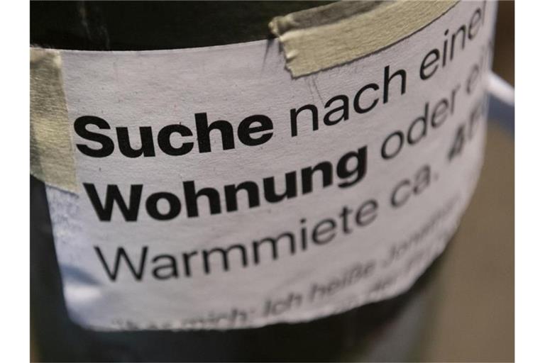 „Suche Wohnung“ steht auf dem Zettel an einer Laterne unweit des Gleimtunnels. Der Berliner Senat berät über einen Mietendeckel - die Immobilienbranche ist dagegen. Foto: Paul Zinken