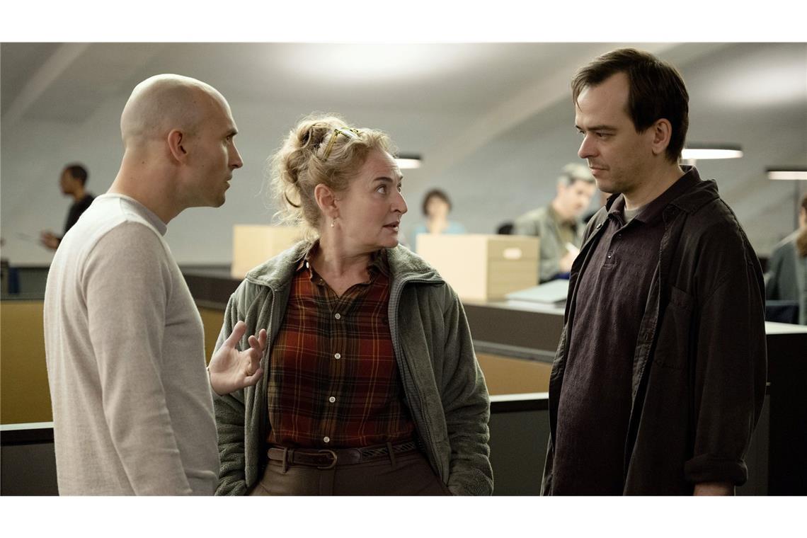 „Kammerflimmern“ – Wie war der Tatort aus Zürich? Suchen dringend eine schnelle Lösung, um das Schlimmste zu verhindern: Firmenchef Kilian Berger (Elias Arens, li.), Staatsanwältin Anita Wegenast (Rachel Braunschweig) und Entwickler Simon Berger (Martin Vischer).