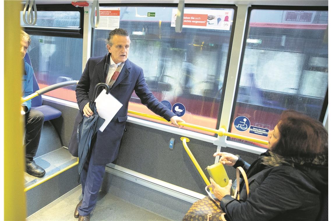 Sucht das Gespräch mit den Fahrgästen: Backnangs Oberbürgermeister Frank Nopper. Er selbst musste 20 Minuten auf den verspäteten Bus warten.