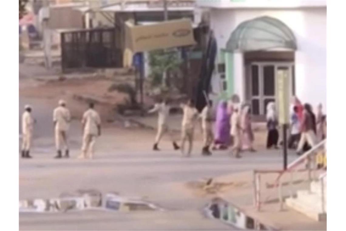 Sudanesische Streitkräfte vertreiben Zivilisten von einer Straße in Khartum. Die Soldaten sollen versucht haben, die seit Wochen andauernde Sitzblockade im Zentrum der Hauptstadt mit Gewalt aufzulösen. Foto: AP/dpa