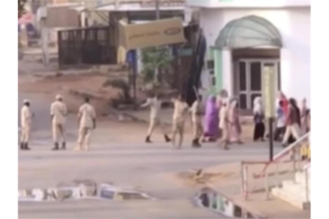 Militär im Sudan spricht Machtwort Sudanesische Streitkräfte vertreiben Zivilisten von einer Straße in Khartum. Die Soldaten sollen versucht haben, die seit Wochen andauernde Sitzblockade im Zentrum der Hauptstadt mit Gewalt aufzulösen. Foto: AP/dpa
