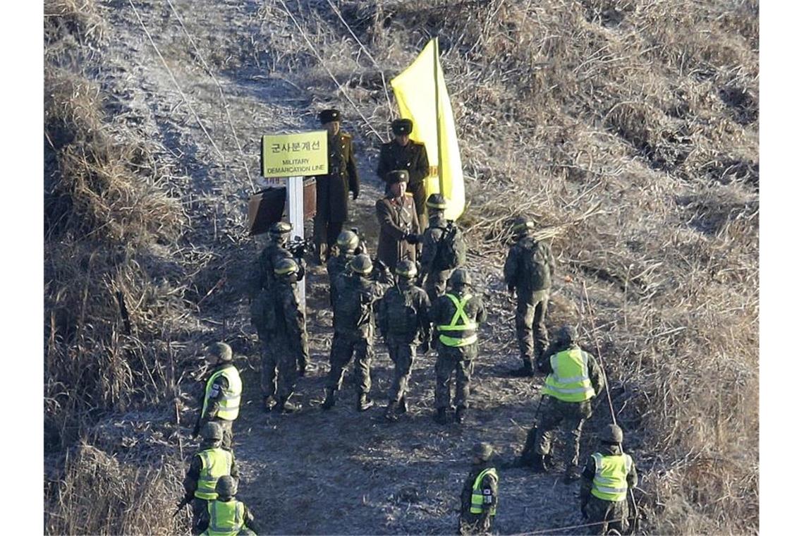 Süd- und nordkoreanische Soldaten an der Demarkationslinie. Foto: Ahn Young-Joon/Pool AP