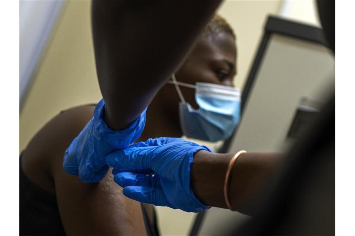 Südafrika will mit Johnson & Johnson impfen Südafrika hat geplante Impfungen mit dem Astrazeneca-Impfstoff vorübergehend gestoppt, weil eine Studie auf eine begrenzte Wirkung des Vakzins gegen die in dem Land aufgetauchte Corona-Variante hindeutet. Foto: Jerome Delay/AP/dpa