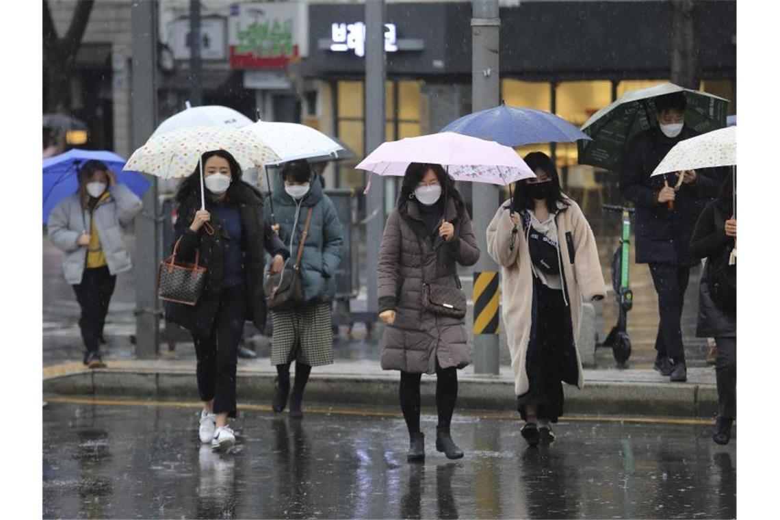 Südkorea meldet einen weiteren großen Anstieg neuer Fälle des Coronavirus. Foto: Ahn Young-Joon/AP/dpa